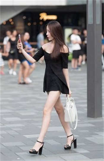 女的叫我帮他换灯泡