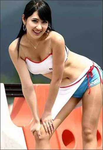 女生穿上全自动拘束衣