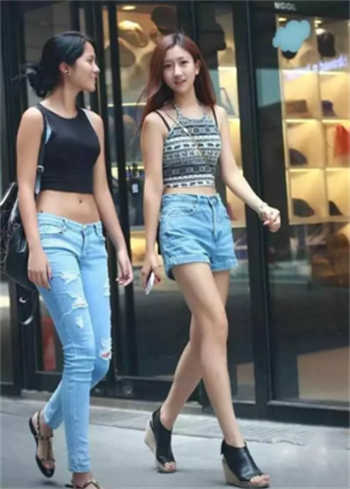 逆天00后一个玩两个