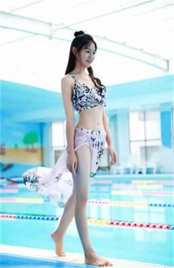跪下用嘴接男主人的尿