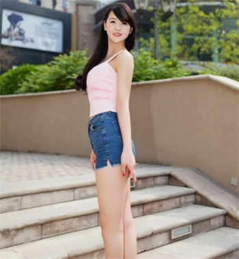 女的同时跟两个男的打扑克