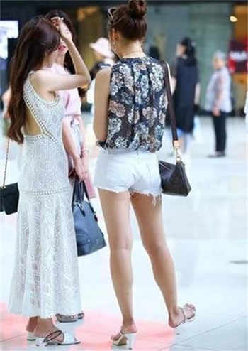 跪在榻前被赏孔雀开屏