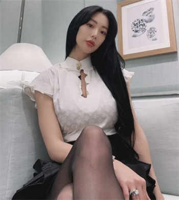 女老板叫员工在办公室