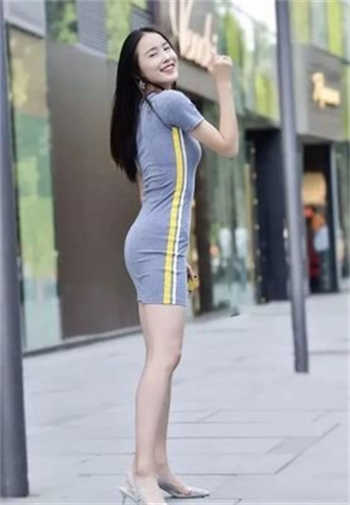奶大都弹到泳衣外了照片