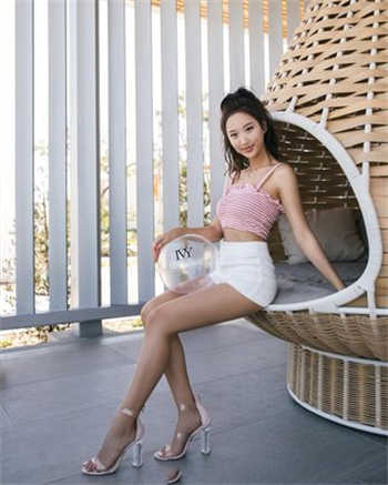 《边吃上边摸下》